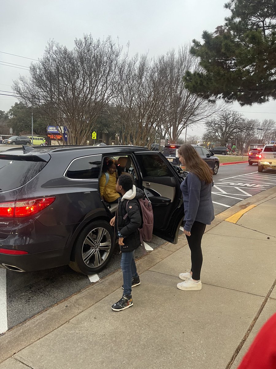 VBGrapevine's tweet photo. Another awesome high-five Friday in the books! Thank you @GESStars @DES_Landrum @GHESGators for allowing us to spread a little joy this morning! @GCISD_Athletics @GCISD #mustangsgiveback https://t.co/8npjqP4Asq
