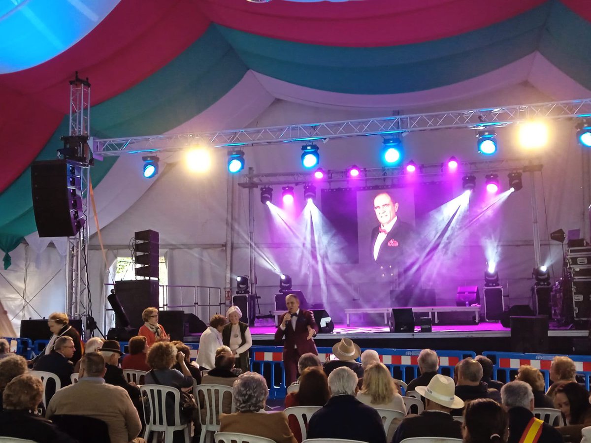 ConRinconV's tweet photo. 🥘 Ayer asistimos al tradicional almuerzo de mayores con el que se dio pistoletazo de salida a la Feria de Benagalbón.

🎉 También disfrutamos de la actuación de Adolfo Cisneros y de la entrega de galardones al abuelo y abuela de la feria.

¡Gracias por la invitación! https://t.co/9SfsapcZbg