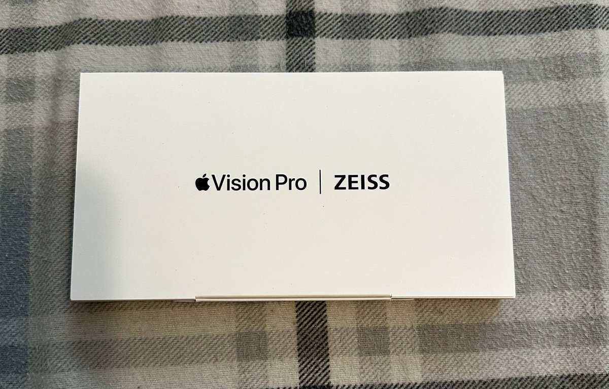 JoshuaEng's tweet image. Got the lenses just need to wait until tomorrow’s intro session with Apple to get the rest of the unit.