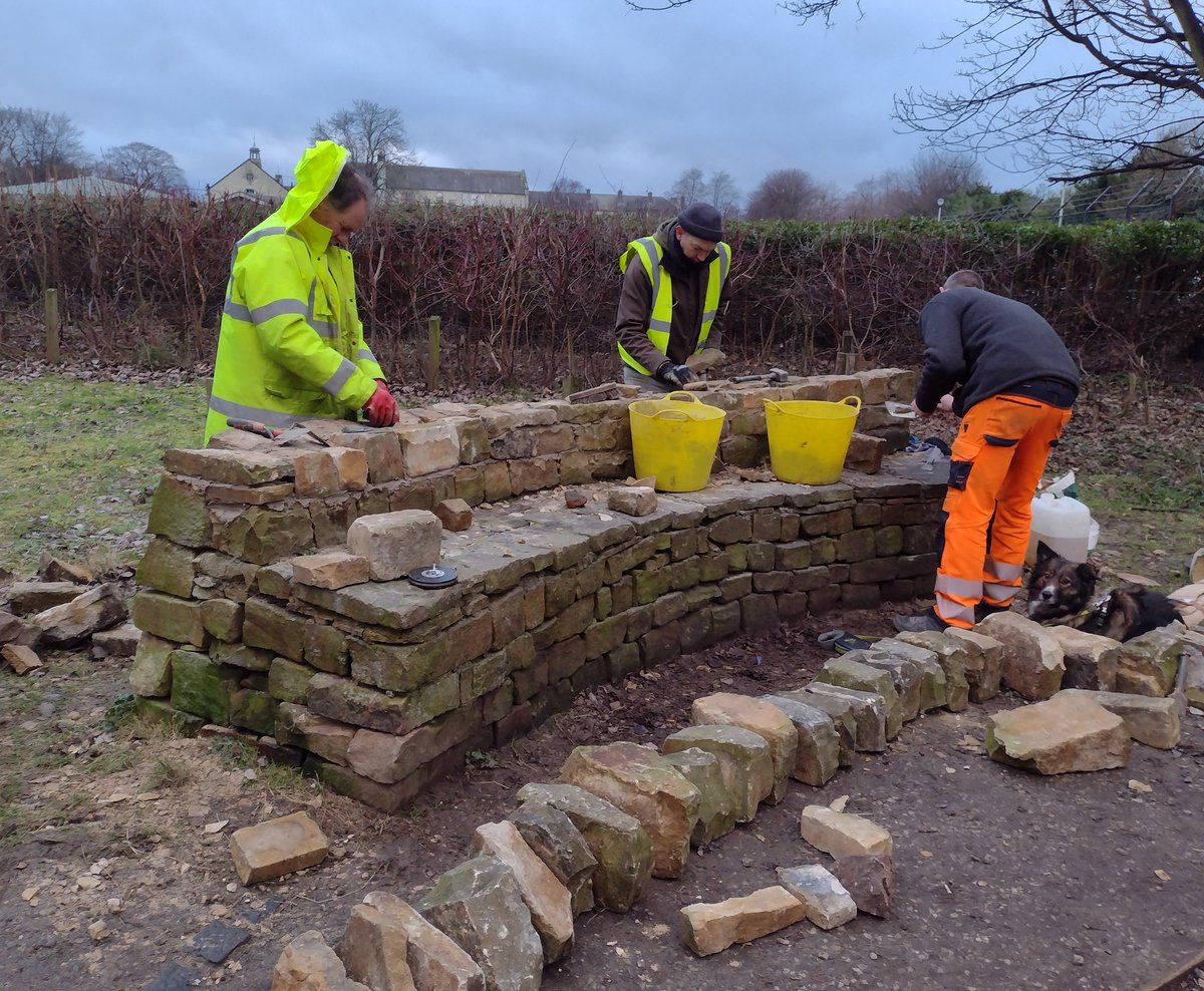 A huge thanks to @EwanAllinson and David Taylor from the Dry Stone Wall Association today at Balgreen. After major vandalism they did a rebuild of the stone bench, working until it was dark. Beers are on us in future. @Edinburgh_CC @GDCC_ #drystone