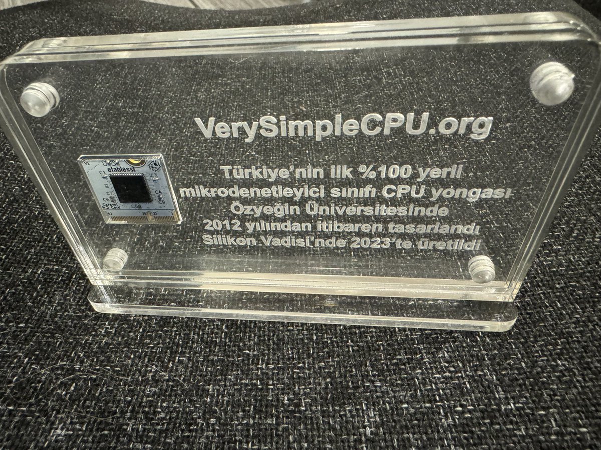 DrIsmailAri's tweet image. Türkiye&apos;deki öncül, milli CPU&apos;lardan birisi @ozyeginuni Prof. Dr. Fatih Uğurdağ @TurkFPGA ve öğrencileri tarafından tasarlandı ve Califonia&apos;da üretildi. Şu an derslerde eğitim amaçlı kullanılıyor. Darısı başka kullanımlara 😉 Komut setleri için: verysimplecpu.org