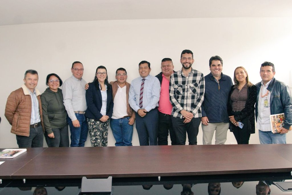 UsolidariaCo's tweet photo. Con el objetivo de impulsar el Proyecto de Impacto Territorial en el departamento de #Cundinamarca la Unidad Solidaria se reunió con delegados de la gobernación de Cundinamarca, Fedepanela y Firmantes de Paz de #Viota. https://t.co/P7JhZ1f4Bb