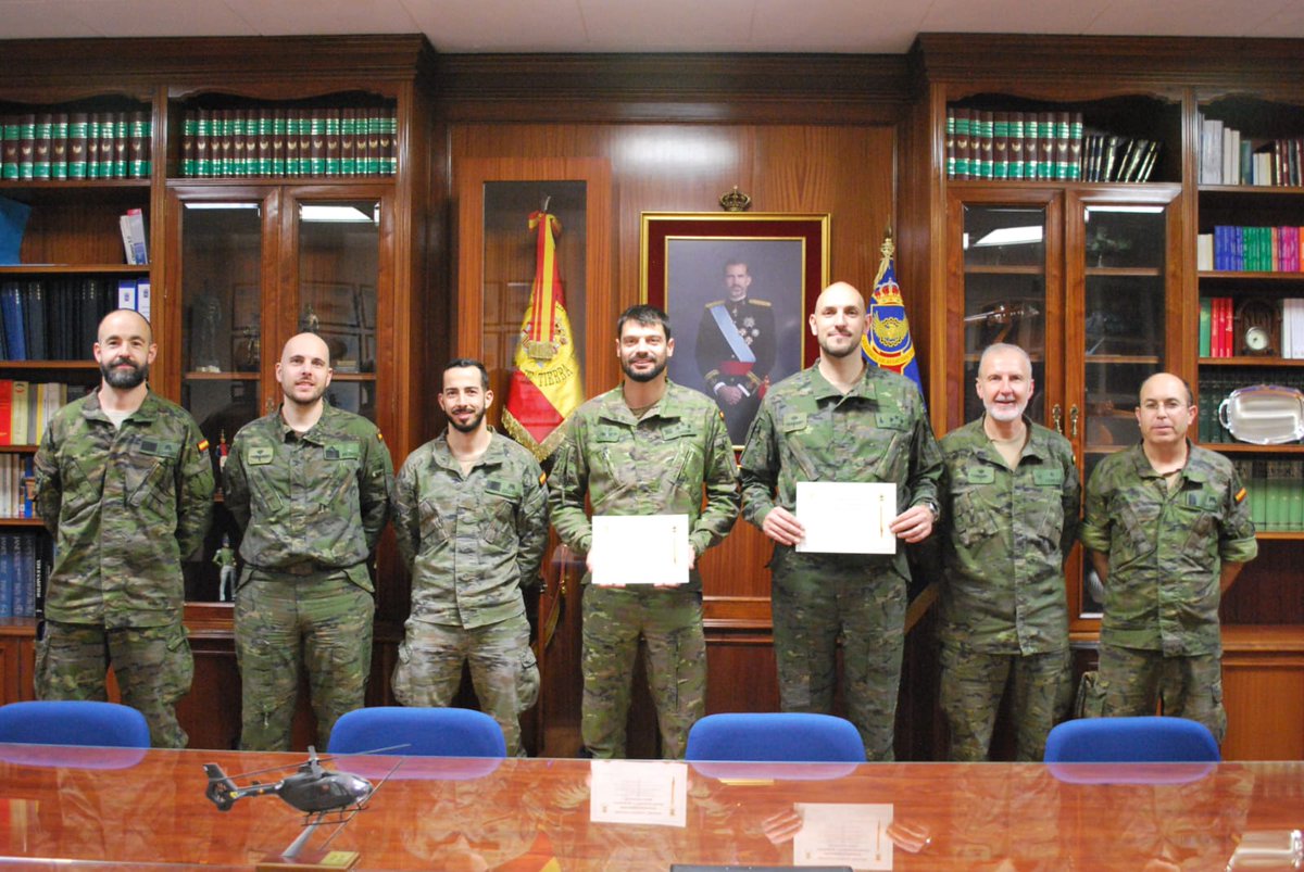 Tiene lugar, en la Academia de Aviación del #EjércitodeTierra #ACAVIET, la clausura del curso de piloto de pruebas del helicóptero EC-135 (HE-26/HU-26)
#ConocimientoNuestroValor 

▶️ejercito.defensa.gob.es/unidades/Madri…