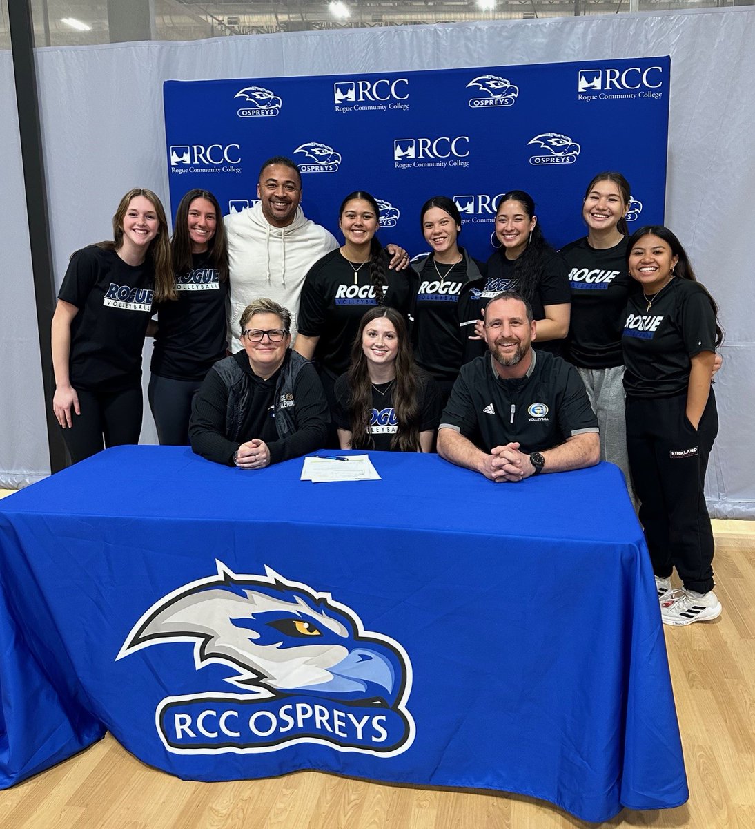 RogueOspreys's tweet photo. New Osprey Alert!

Emma Kness is the first signing of the year for Volleyball! 

Emma comes out of Eagle Point and Rise Volleyball helping us continue the goal of keeping local athletes local.

Looking forward to next year, welcome Emma!

#WeAreOspreys https://t.co/IvPxH9rDLx