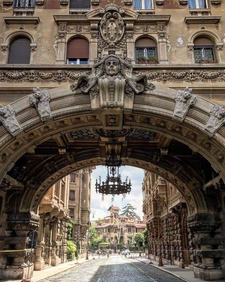 JamesLucasIT's tweet photo. Quartiere Coppedè, Rome's fairytale district https://t.co/T5dJOObgWR