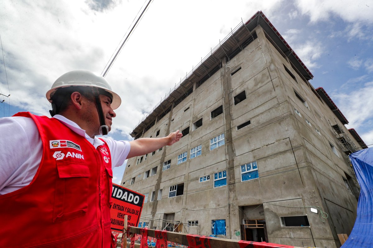 aninperu's tweet photo. 📍En #Áncash, el premier Alberto Otárola recorrió la obra del Hospital de Apoyo ll-1 de #Recuay, que se encuentra a un 68 % de avance y que beneficiará a más de 60 mil habitantes de esta provincia y zonas aledañas con una moderna infraestructura y servicios de calidad🏥. https://t.co/SaXd30vPLJ