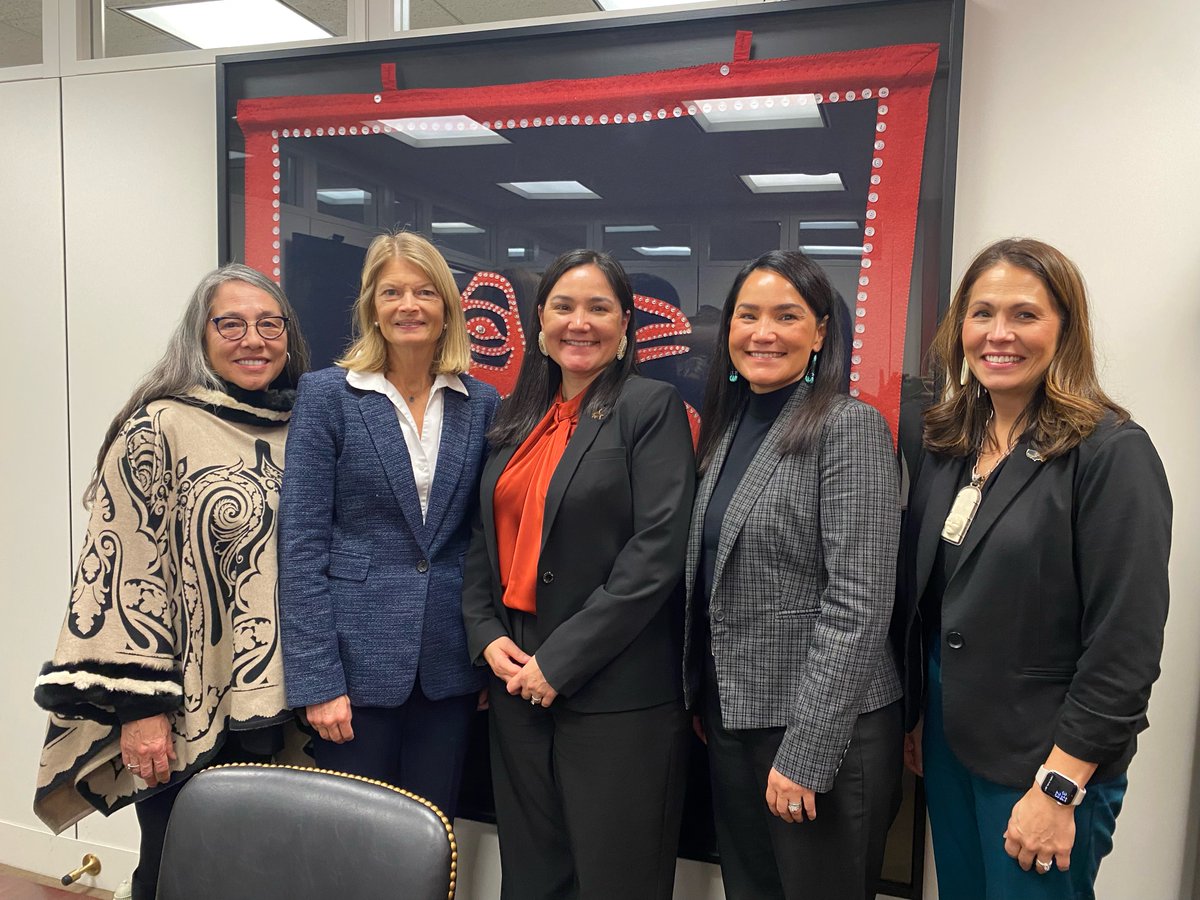 ANCSAregional's tweet photo. Quyanaa to Senator @lisamurkowski  for meeting with ARA Board members and staff last week in Washington DC!

Our advocacy visit allowed ARA members to talk with Congressional leaders, staff, and agencies like the SBA about Alaska's unique model of Indigenous self-determination. https://t.co/CE0kdcGz9n