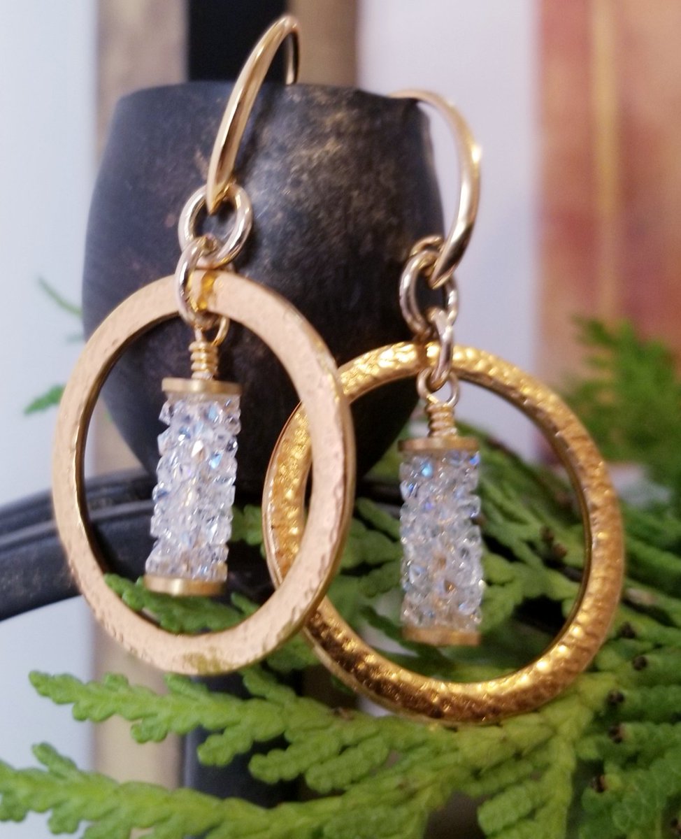 No matter what mood you're in, nothing beats a nice pair of sparkly earrings that make you feel elegant. #sandalomadesigns #swarovskicrystals #wearsandaloma #jewelry #fashion #Jewellery #earrings #handmade #accessories #handmadejewelry