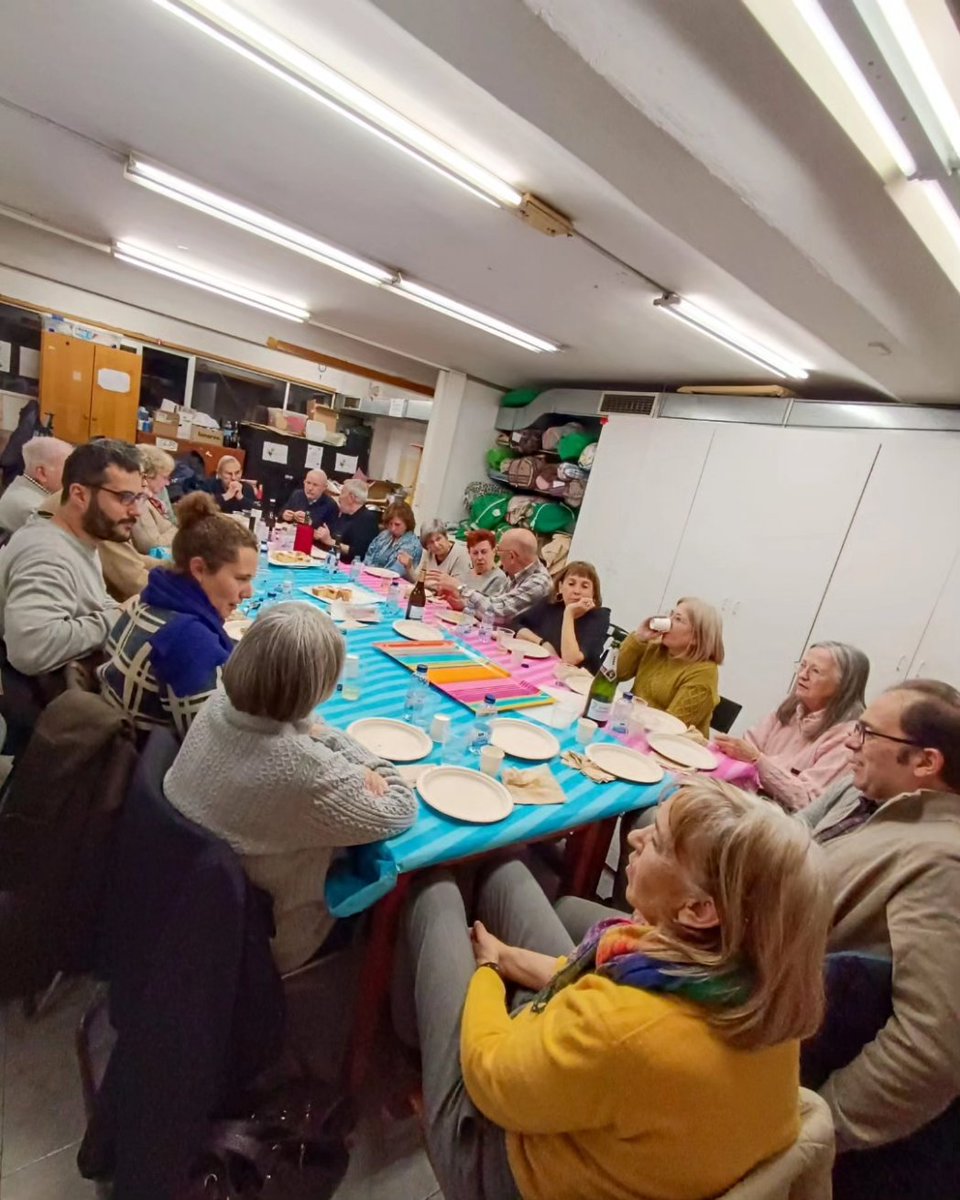AVVSantAntoni's tweet photo. Aquesta tarda hem tingut el plaer de tornar a reunir els voluntaris del projecte de reforç escolar (REIS) que van començar l'any 2000 i per la pandèmia aquest meravellós projecte ens va dir ADEU, sempre és un plaer que torneu a casa. Gràcies 💜✨ https://t.co/6JOLNjkI91