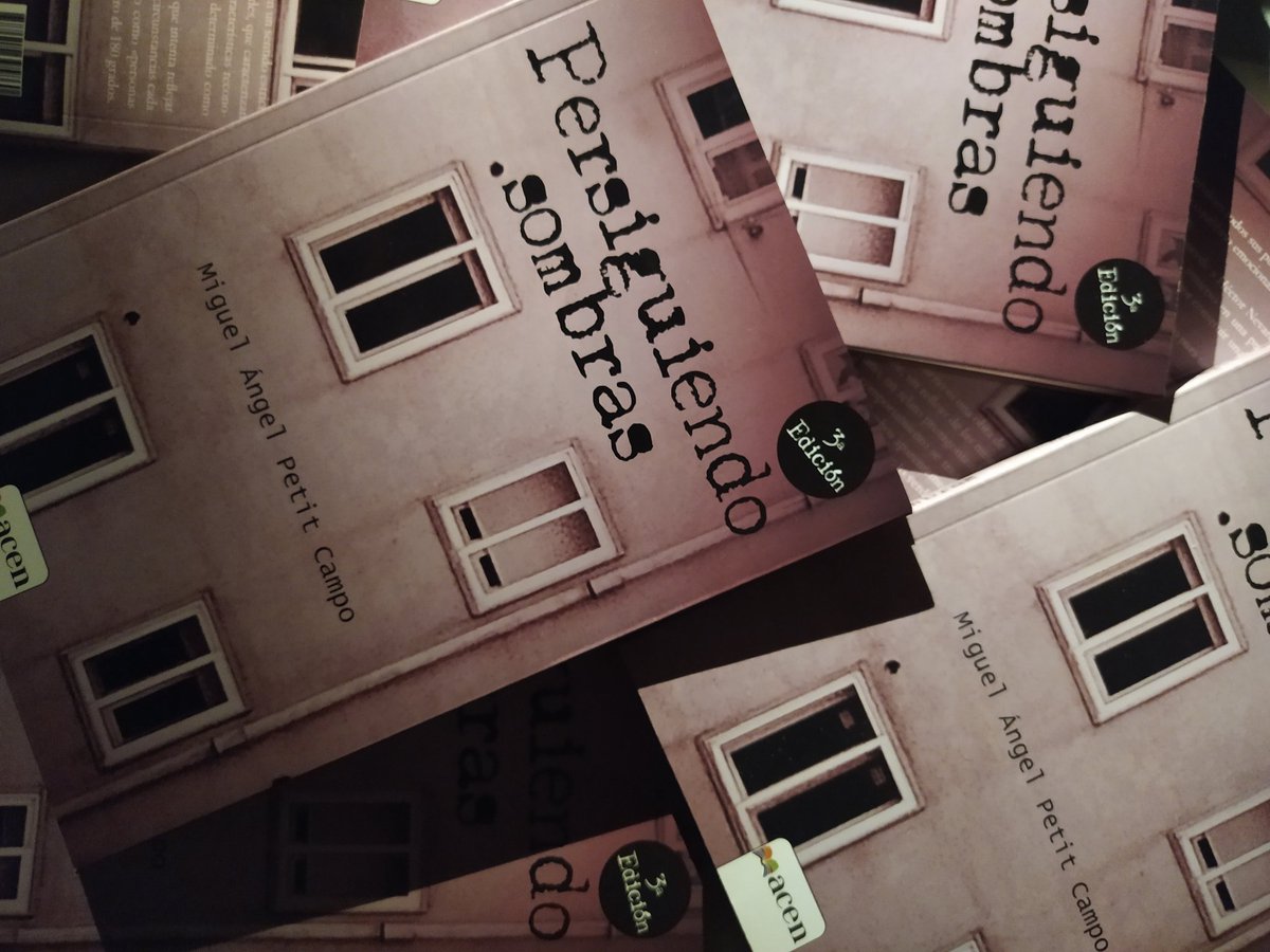 miguelpetit2021's tweet photo. Dos años y medio después de su publicación, «Persiguiendo sombras» sigue disponible en la web de ACEN Editorial, en librerías y en plataformas como Amazon. Fue mi primera novela, a veces muy presente y a veces ya tan lejana.
#novela #aceneditorial #libros @AcenEditorial https://t.co/fJ8SNG0vzH