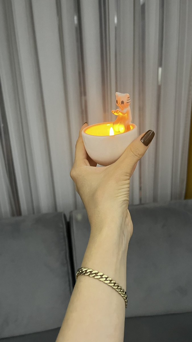 Benim de bundanım var ama arkadaşlarım hep dua eden kedi diyorlar