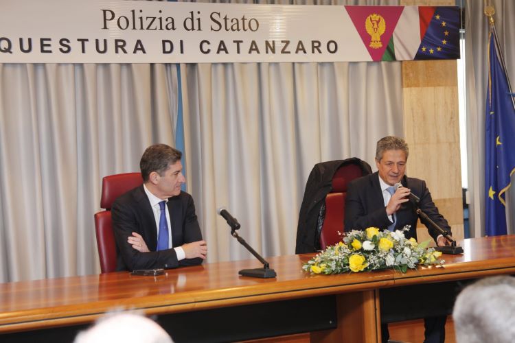 questuracz's tweet photo. Catanzaro: il ricordo del Sovrintendente Capo della Polizia di Stato Benito Scarfone nella cerimonia di dedica della sede della segreteria provinciale del sindacato di Polizia FSP. https://t.co/zFU9clYkDL
articolo e foto sul sito della Questura di Catanzaro https://t.co/9zcIbIYVoW