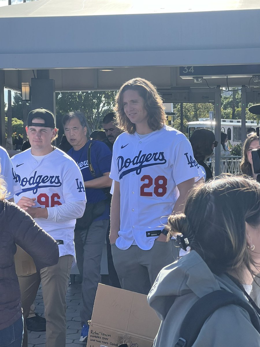 First look at Tyler Glasnow in a Dodgers jersey 🔥