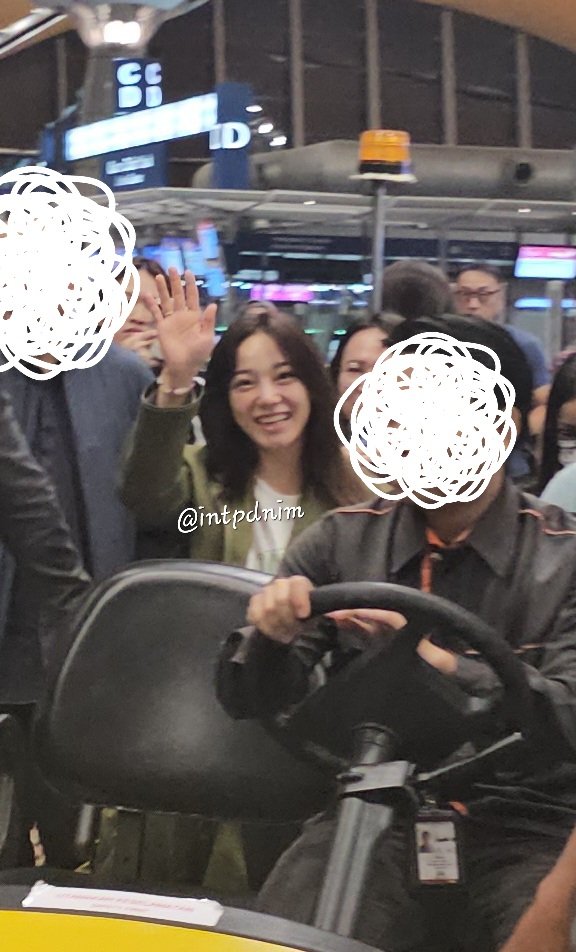 IntPdNim's tweet image. I'm sleeping good tonight 💙
She take out my gift 😆

p/s: sorry for the sticker

#김세정 #KIMSEJEONG #KIMSEJEONGinKL
#KIMSEJEONGXLONGCHAMP