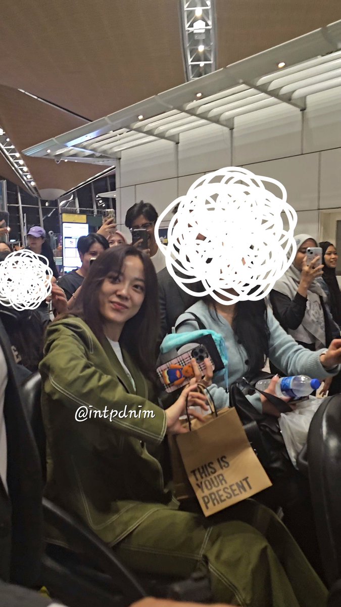 IntPdNim's tweet image. I'm sleeping good tonight 💙
She take out my gift 😆

p/s: sorry for the sticker

#김세정 #KIMSEJEONG #KIMSEJEONGinKL
#KIMSEJEONGXLONGCHAMP