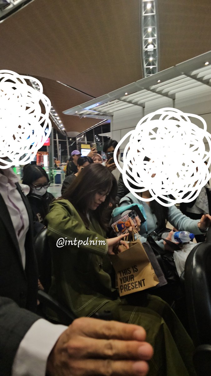 IntPdNim's tweet image. I'm sleeping good tonight 💙
She take out my gift 😆

p/s: sorry for the sticker

#김세정 #KIMSEJEONG #KIMSEJEONGinKL
#KIMSEJEONGXLONGCHAMP