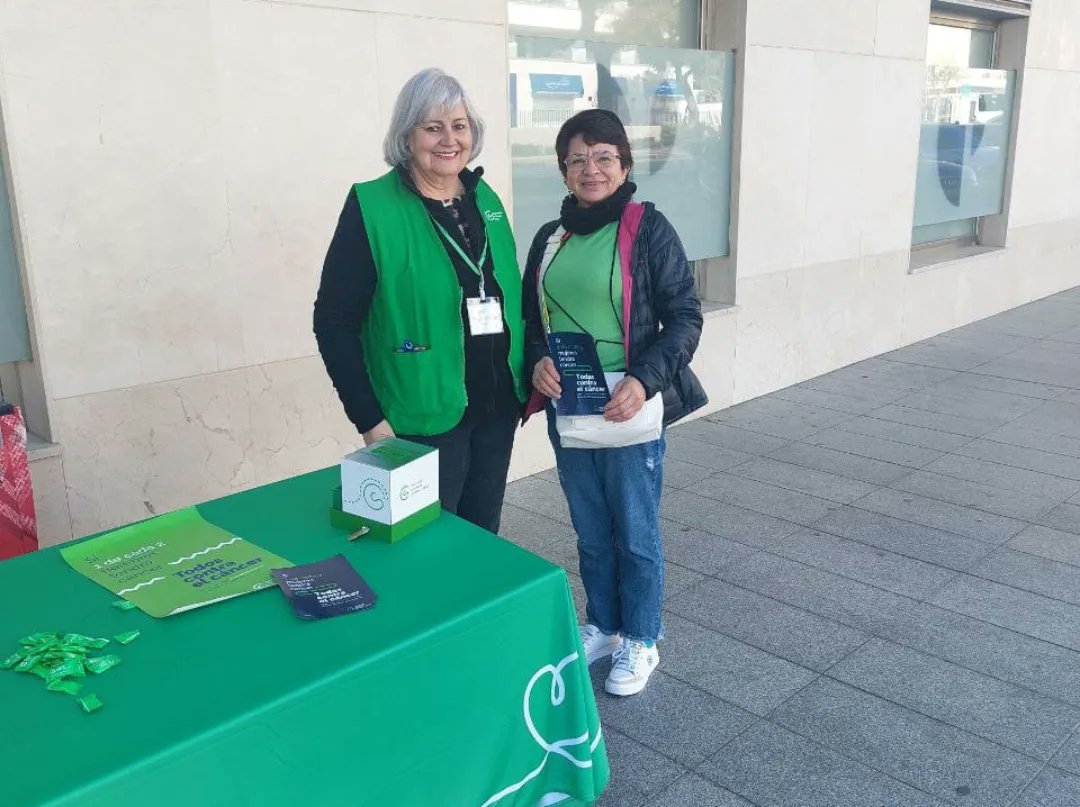 ContraCancerMA's tweet photo. Voluntarias de Marbella, en el Día Mundial Contra el Cáncer, con Isabel Cintado @Ayto_Marbella concienciando a sus vecinos de la importancia que tiene unirnos contra el cáncer para conseguir una supervivencia media del 70% en el año 2030.
#TodosContraElCáncer. https://t.co/9tEQHhi5lH