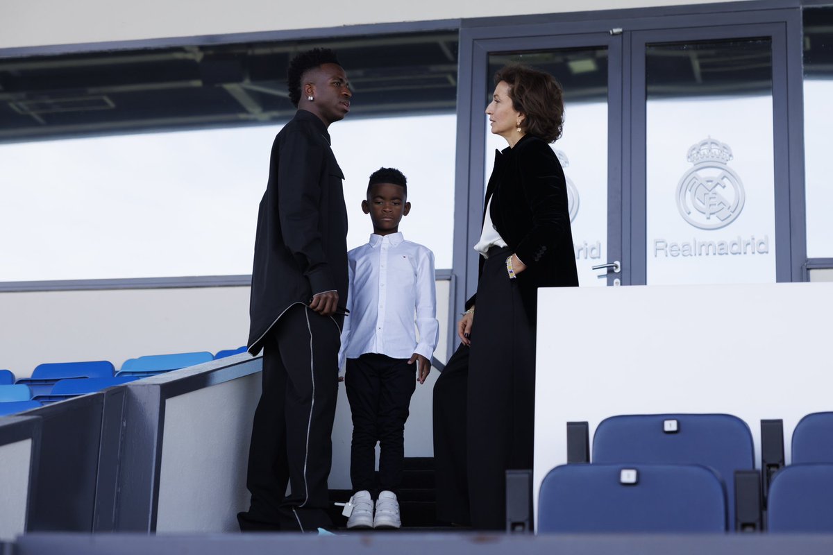 futebol_info's tweet photo. Histórico! Vini Jr é nomeado embaixador da Unesco.

É apenas a segunda vez que um jogador brasileiro é nomeado Embaixador da Boa Vontade. O primeiro foi Pelé.

"Vinicius Júnior não é apenas um jogador excepcional, ele tem também se engajado desde muito cedo em promover a igualdade de oportunidades por meio da educação no Brasil. Ele é um modelo para toda uma geração, e a Unesco se sente honrada de tê-lo hoje como um de seus embaixadores da Boa Vontade", destacou Audrey Azoulay, diretora-geral da entidade.

🗞 @geglobo
📸 Divulgação