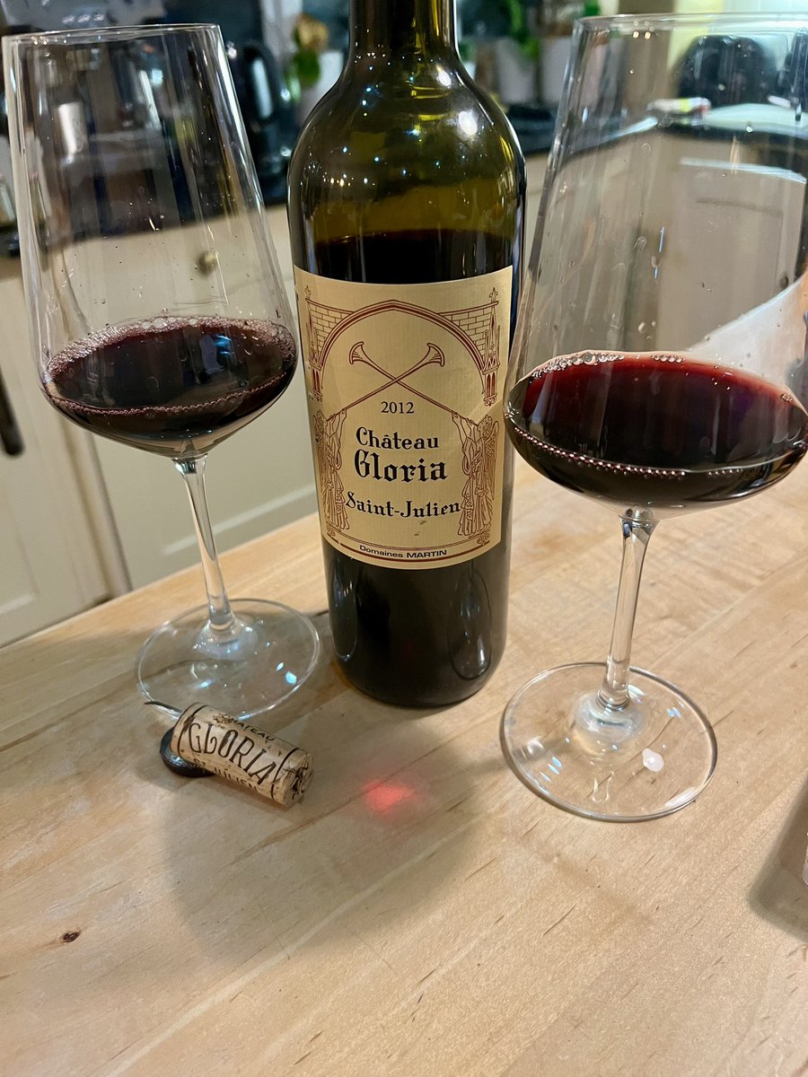 cantabwine's tweet photo. Happy Friday! What’s everyone drinking tonight? I fancied something left bank 😍 https://t.co/ot9n3zWP9J
