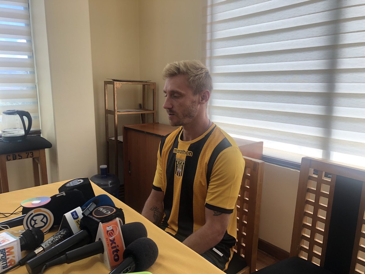 drescolateSSJ's tweet photo. La presentación oficial del refuerzo Maximiliano Caire. Gracia a todos los medios que siguen continuamente lo que sucede en el @ClubStrongest https://t.co/RIvaFFLyBc
