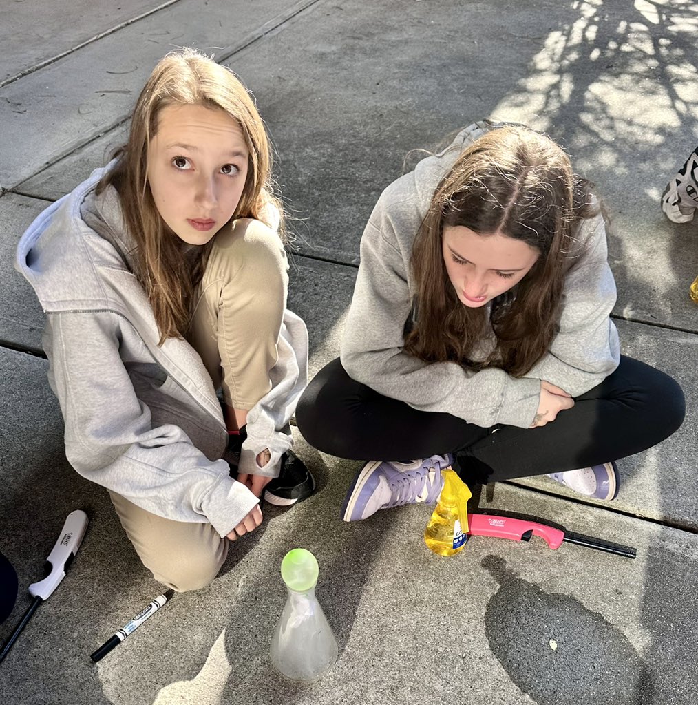 klundstromatmv's tweet image. #MVMiddle students are hypothesizing, observing, testing, data collecting, &amp;amp; analyzing as they explore the question of how does high pressure air move and affect low pressure air? 🤔#learningrequiresflexiblespaces #whatif #wonder @TheMVSchool #MVScience 🥼⚗️🧪