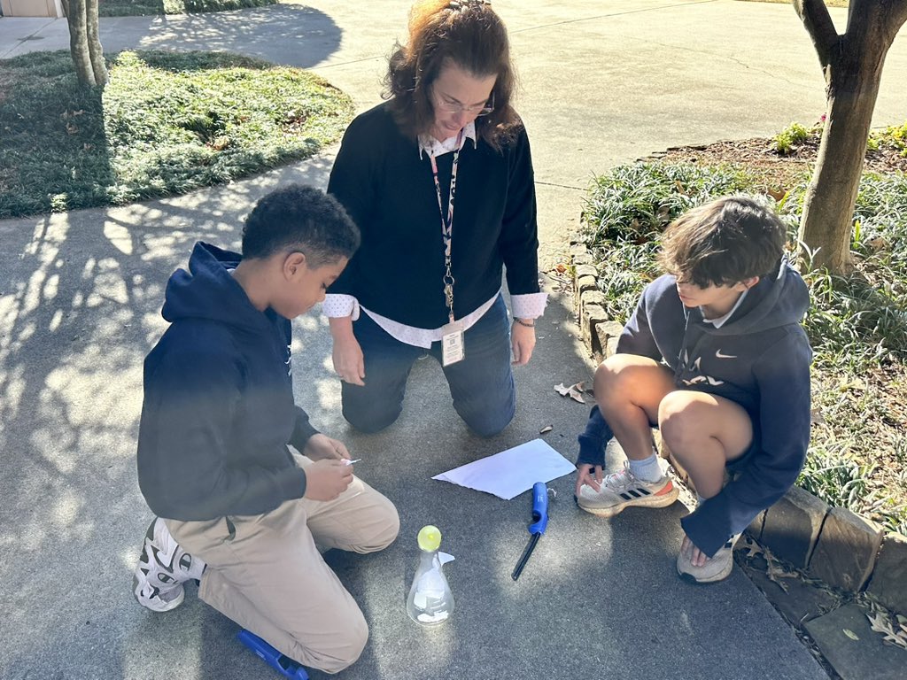 klundstromatmv's tweet image. #MVMiddle students are hypothesizing, observing, testing, data collecting, &amp;amp; analyzing as they explore the question of how does high pressure air move and affect low pressure air? 🤔#learningrequiresflexiblespaces #whatif #wonder @TheMVSchool #MVScience 🥼⚗️🧪