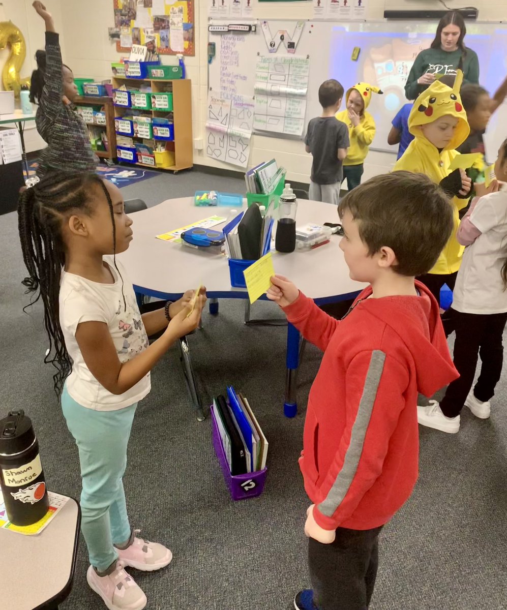 2️⃣nd graders used <a href="/KaganOnline/">Kagan Publishing & Professional Development</a> structure “Quiz-Quiz-Trade” to learn more about polygons. @MissGilhooly enjoyed this math activity with her students too! 😊😄#BeEvergreen