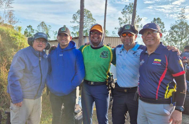 Pedro64radio's tweet photo. Parte del equipo ecuatoriano que participa en el Torneo Semi-Mundial de Tiro Práctico que se desarrolla con mucho éxito en el Estado de la Florida -USA y que esperan cumplir buen papel en este certamen con alto nivel competitivo internacional.. https://t.co/GHJaiZOFDa