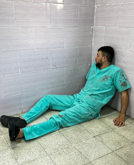 Gazze'de yorgunluktan bir köşede sızıp uyuyan bir doktor. Sağlık personeller bu savaşın en büyük kahramanlarından biridir.. #KocaBakanaGiyimYardımı