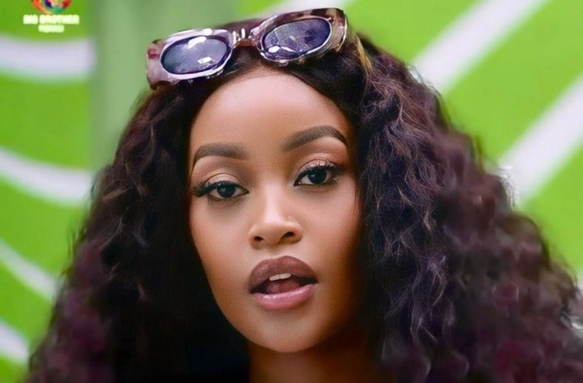 ThabisoMasango8's tweet photo. Every Queen deserves a crown and a throne. Here is to #QueenZee to be the HOH next week๐
#QueenZee
#BBMzansi https://t.co/KtcUcTgs9K