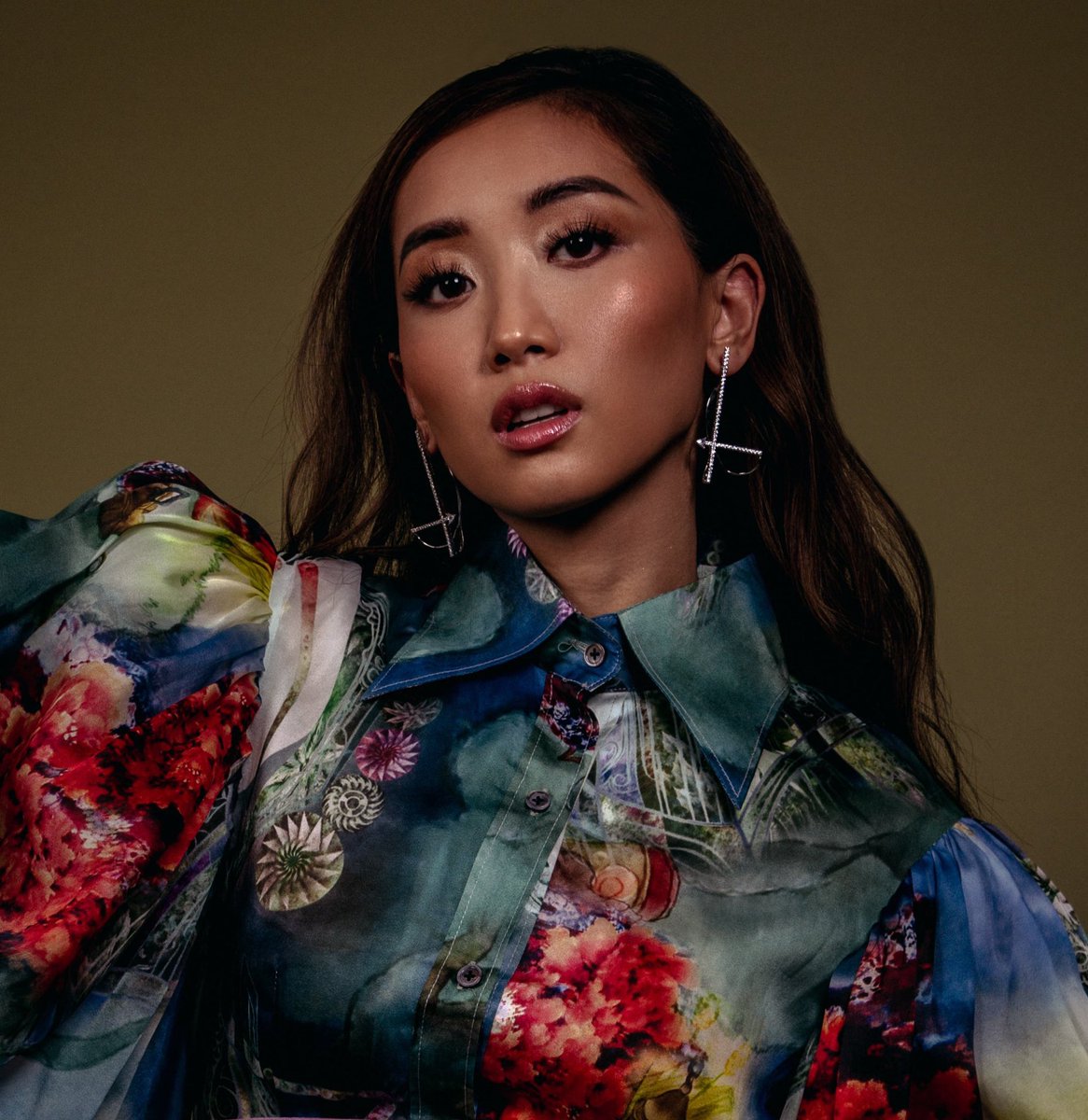 FilmUpdates's tweet photo. Brenda Song and Drew Tarver have joined Kate Hudson in an untitled Netflix comedy series written by Mindy Kaling.

https://t.co/gpmmDBRh9P https://t.co/PaJMVkyopU