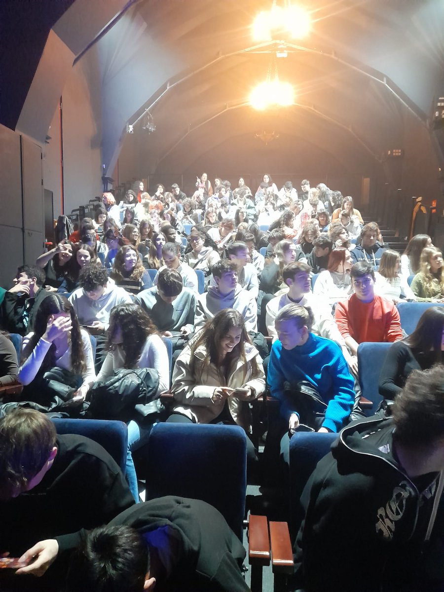 Alto el Fuego! En la semana de la Paz los alumnos de 4ESO y 2BTO hemos ido al Teatro La Abadía a ver Lagunas y Niebla: Proyecto 36-39,una profunda reflexión de Memoria Histórica y rechazo a toda violencia. Con <a href="/somosLaJoven/">LaJoven</a> #Elements#SomosItaca