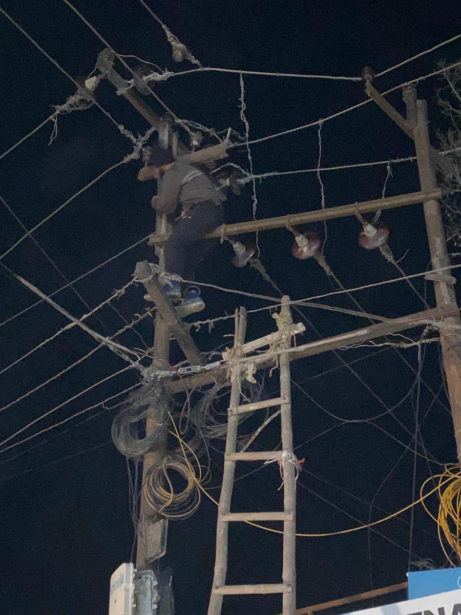 tasadduqwani's tweet image. In the realm of power development, a dedicated cadre of field staff tirelessly labors day and night, braving extreme weather conditions to ensure the seamless flow of electricity to the masses.
@KPDCLOfficial @cekpdcl @JKgrievance @OfficeOfLGJandK

#PowerDevelopment #FieldStaff