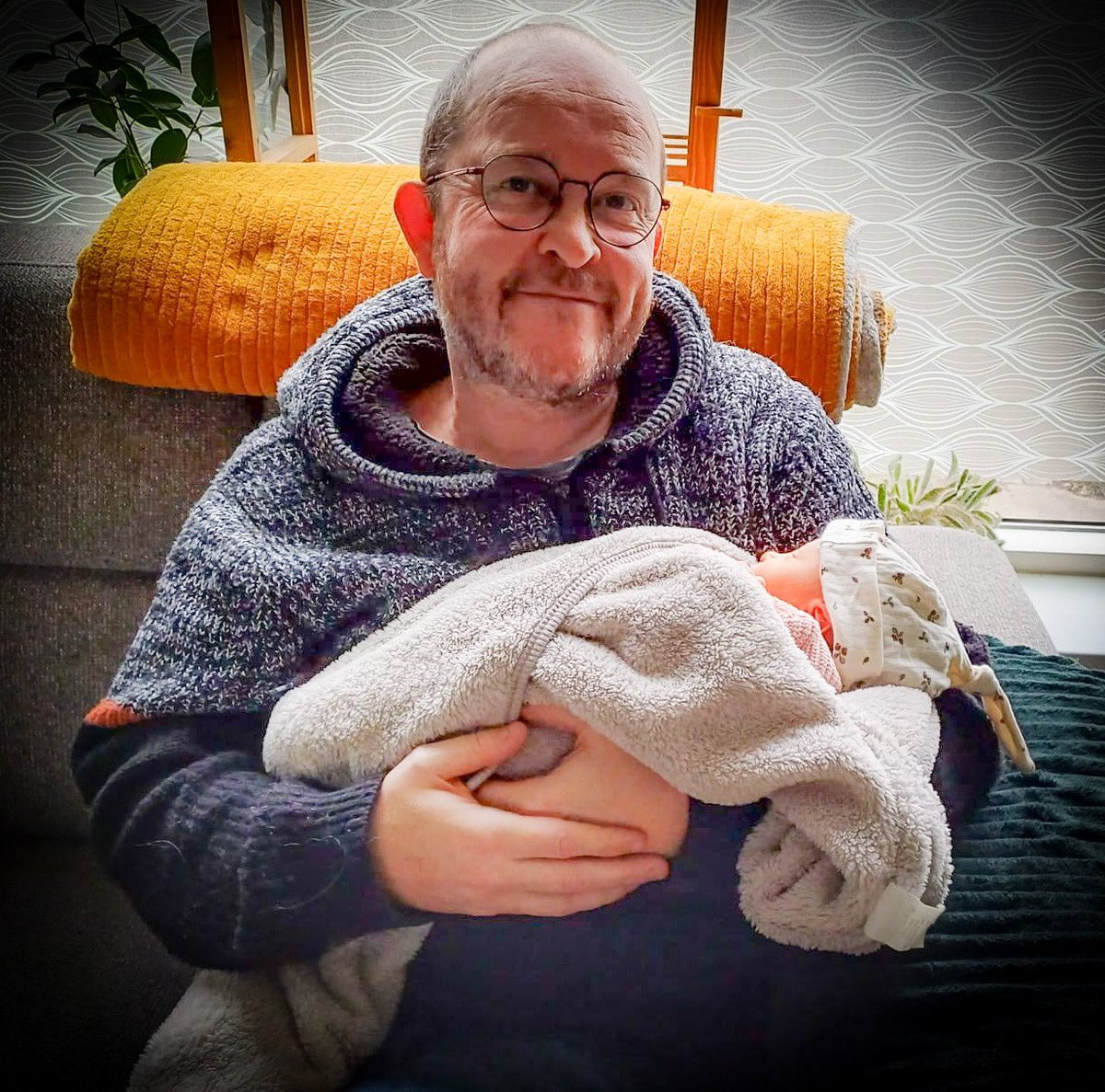 PjjJunior's tweet photo. EN DAAR IS DIE DAN…..
De foto die elke trotse opa graag ziet 🥰
Rinley was diep vertrokken na de voeding en waar kun je dan het beste slapen…..in de veilige armen van opa❣️😉
#opa #grootouder #grootouders #opazijn #vertelopa #opapet #kleinkind #kleindochter #Rinley https://t.co/lJt12nlHyb