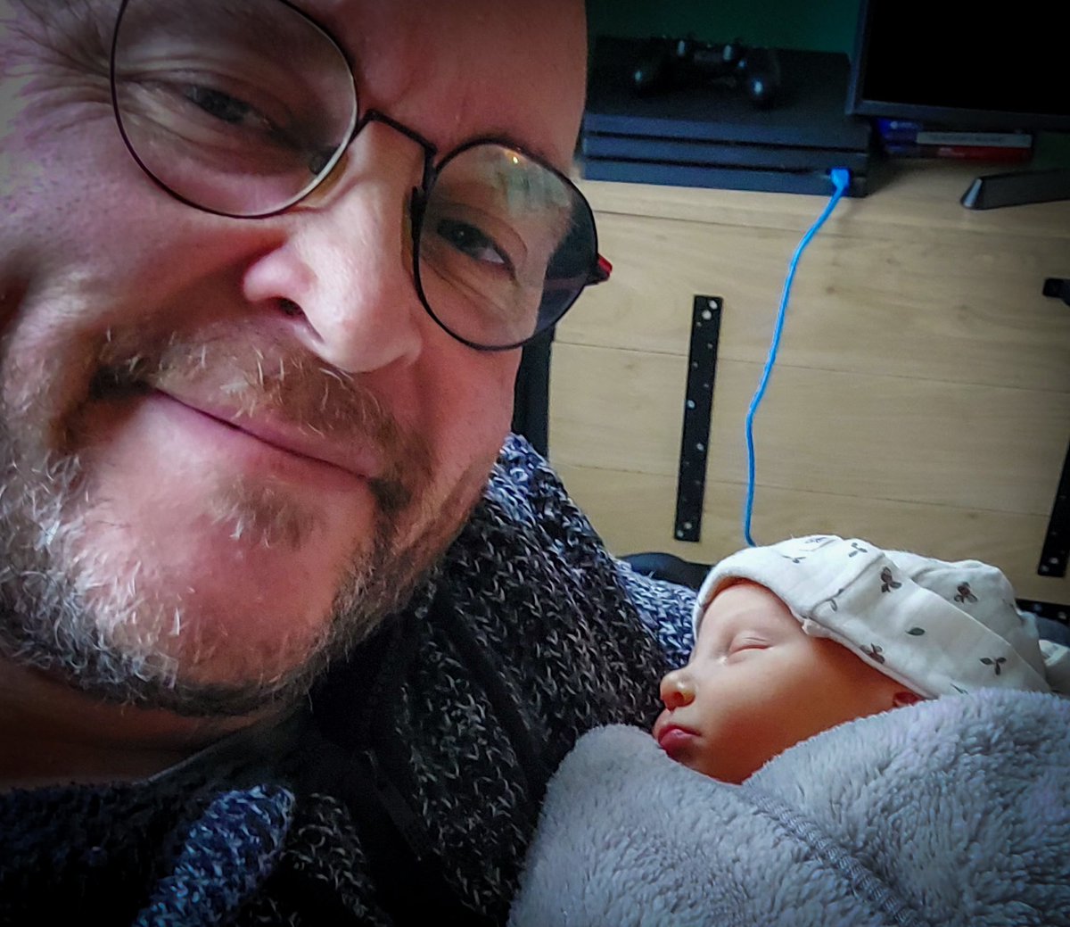 PjjJunior's tweet photo. EN DAAR IS DIE DAN…..
De foto die elke trotse opa graag ziet 🥰
Rinley was diep vertrokken na de voeding en waar kun je dan het beste slapen…..in de veilige armen van opa❣️😉
#opa #grootouder #grootouders #opazijn #vertelopa #opapet #kleinkind #kleindochter #Rinley https://t.co/lJt12nlHyb