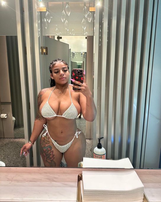 Say &ldquo;hi&rdquo; if your dms are open for pics like this🤭 https://t.co/20dNyGVKrx