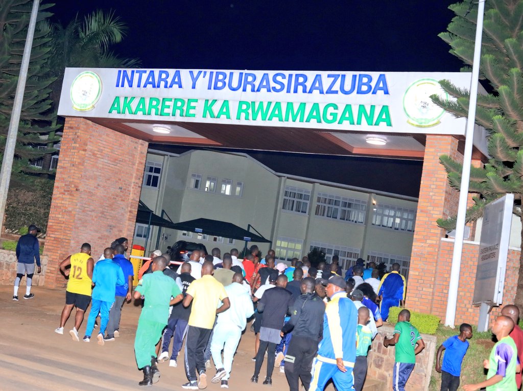 RwamaganaDistr's tweet photo. Mayor @RadjabM yavuze ko ubuyobozi buzirikana uruhare siporo igira mu kubungabunga ubuzima bwiza,by'umwihariko iyo ikozwe nimugoroba kuko ifasha mu bukangurambaga bwa #TunyweLess ;hakagabanywa inzoga zateza ibibazo abazinywa ahubwo bakagira ubuzima bwiza,bagakora bakiteza imbere. https://t.co/UZw9AWoPxW
