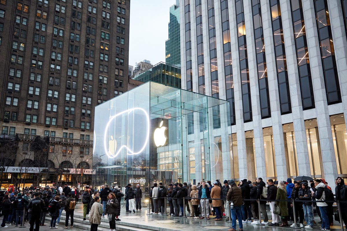 Celebrating the launch of Apple Vision Pro at Apple Fifth Avenue today was so incredibly special.  It's so amazing to see people’s first experience with Apple Vision Pro – it is truly mind blowing! 🤯