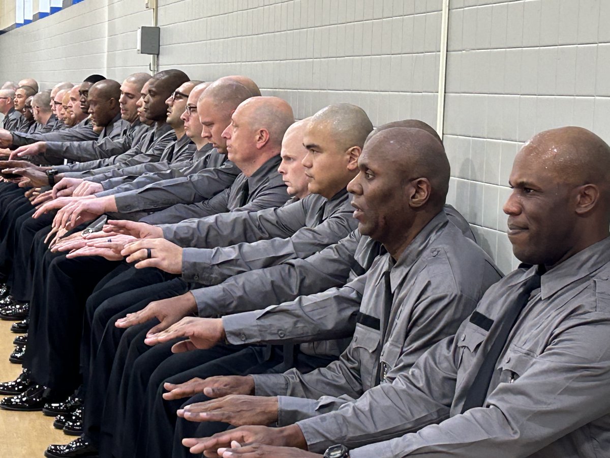 VSPPIO's tweet photo. This week the #vsp 141st Basic Session experienced "Drop Day."
🚨Trainees took part of several drills including PT and Belt Assembly Drills.
To learn more about joining the #VirginiaStatePolice visit https://t.co/Qv2oAQIqqp.
#vsptrooper #vastatepolice #valorservicepride https://t.co/JHjBBe8Fw1