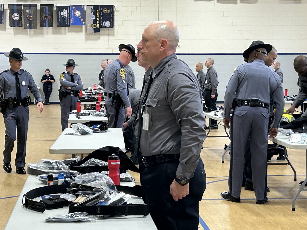 VSPPIO's tweet photo. This week the #vsp 141st Basic Session experienced "Drop Day."
🚨Trainees took part of several drills including PT and Belt Assembly Drills.
To learn more about joining the #VirginiaStatePolice visit https://t.co/Qv2oAQIqqp.
#vsptrooper #vastatepolice #valorservicepride https://t.co/JHjBBe8Fw1
