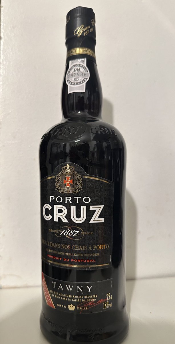 crypt0chick18's tweet photo. A dinner guest brought this over. How drink? 🤣 https://t.co/J0jb3qk7yE