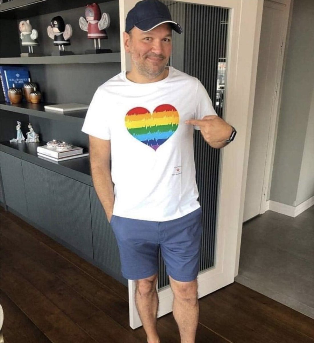 Hazır konu Güldür Güldür Show'a gelmişken, Ali Sunal'ın azılı bir LGBT savunucusu olduğunu hatırlatalım.

#GüldürGüldürHaddiniBil