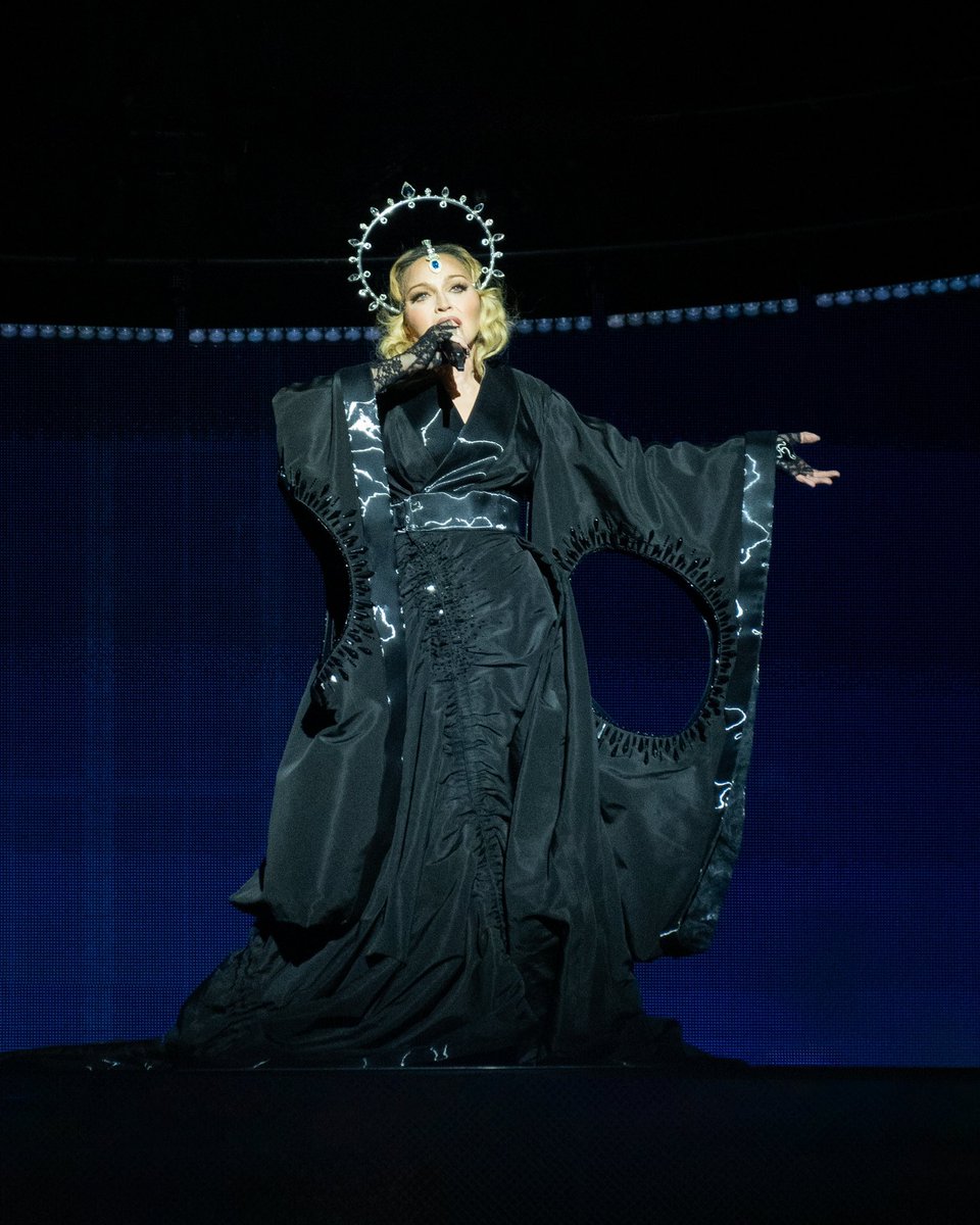 “Popular” şarkısı, bu hafta Birleşik Krallık resmi tekli listesinde #10 numaraya yükseldi ve Madonna’nın bu listedeki 64. Top 10 şarkısı oldu. Madonna, Birleşik Krallık tekli listesinde en fazla Top 10 şarkıya sahip kadın sanatçı rekoruna sahip.