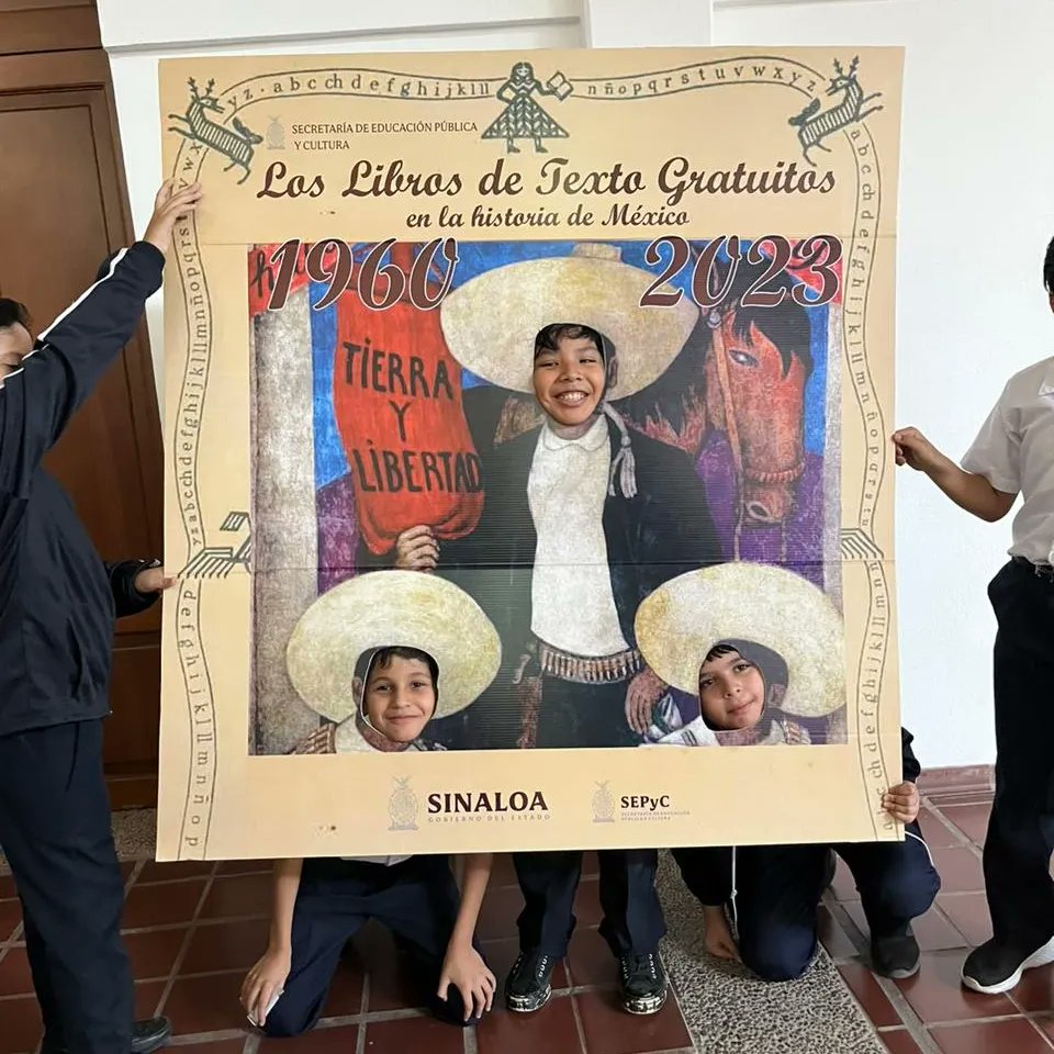 sepycsinaloa's tweet photo. ¿Ya visitaste la Exposición 𝙇𝙤𝙨 𝙇𝙞𝙗𝙧𝙤𝙨 𝙙𝙚 𝙏𝙚𝙭𝙩𝙤 𝙂𝙧𝙖𝙩𝙪𝙞𝙩𝙤𝙨 𝙚𝙣 𝙡𝙖 𝙃𝙞𝙨𝙩𝙤𝙧𝙞𝙖 𝙙𝙚 𝙈𝙚́𝙭𝙞𝙘𝙤, 𝟭𝟵𝟲𝟬-𝟮𝟬𝟮𝟯?
Vive esta experiencia en el @MASINculiacan y tómate la foto con tu generación de #LTG.
#EducarParaTransformar https://t.co/gHSIAHx1CY