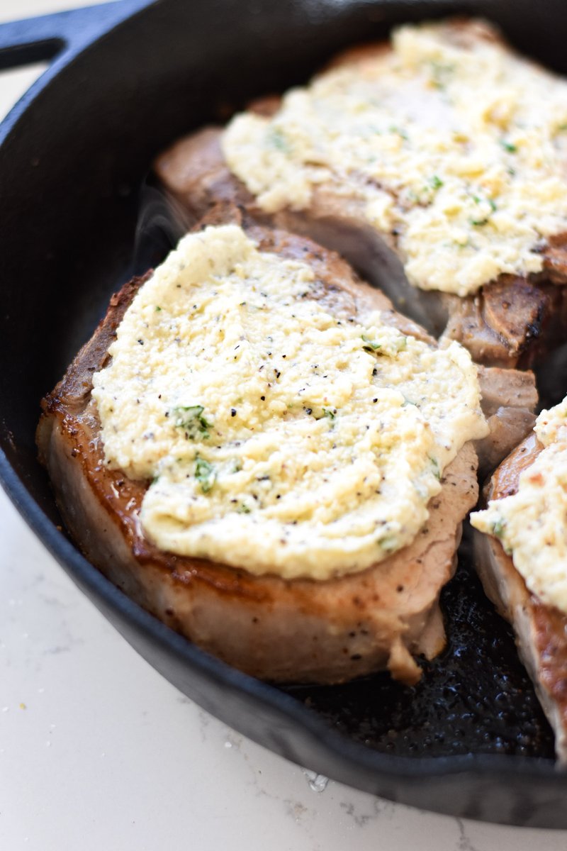 KelseyDATK's tweet photo. These tender, juicy Parmesan Crusted Pork Chops are topped with a flavorful parmesan mixture and broiled to absolute perfection!  These are great for easy weeknight dinners the whole family will love! @IowaPork  #IowaPork #sponsored

🍴RECIPE --> https://t.co/6GkE9vVoRm https://t.co/we3k3KUdvQ