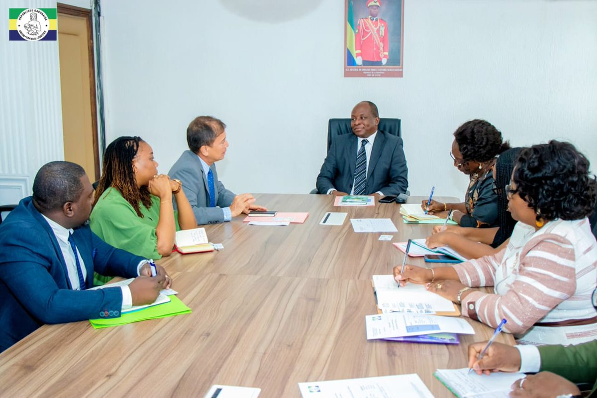UNDPGabon1's tweet photo. 🏫Un centre d'innovation technologique au cœur de la transition. Échanges stimulants avec @PrherveNDOUME sur #UniPod une initiative #Timbuktoo pour:
💡L'innovation technologique industrielle
👩‍💻La création de prototypes innovants
💹L’esprit entrepreneuriale des femmes &amp;  jeunes🇬🇦 https://t.co/t2s7D9Kq7D