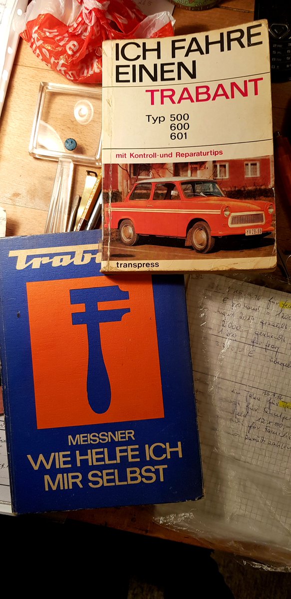Ich kann mich gar nicht erinnern, dass es so stylische Exemplare des Trabis gegeben hat. 
Beide Hefte von ca. 1978, habe ich gerade entdeckt, ich löse den Haushalt meiner Eltern auf.