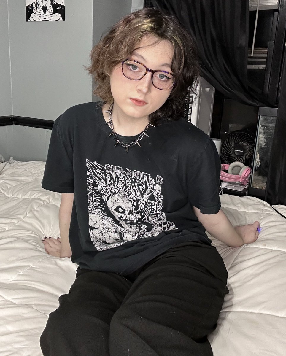 RavenTheGhost_'s tweet photo. would you hold my hand if i asked? https://t.co/uOTtR2XhQV