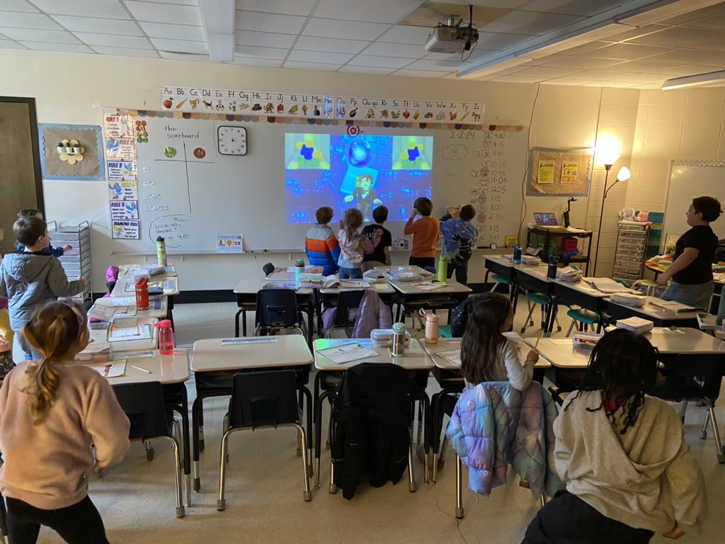 BGRicca's tweet image. #FirstGradeMagic w/@kate_eminger: number line counting, helping a friend when their supplies fall on the floor, and a dance party break! 

@domgiusti 

#RIed #EGPS #proudsuperintendent
