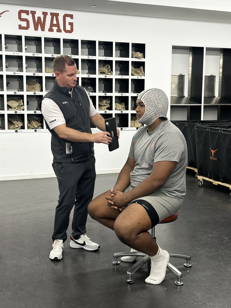 UTexasEquipment's tweet image. Thank you @RiddellSports for coming by to scan our guys for custom helmets! 🤘